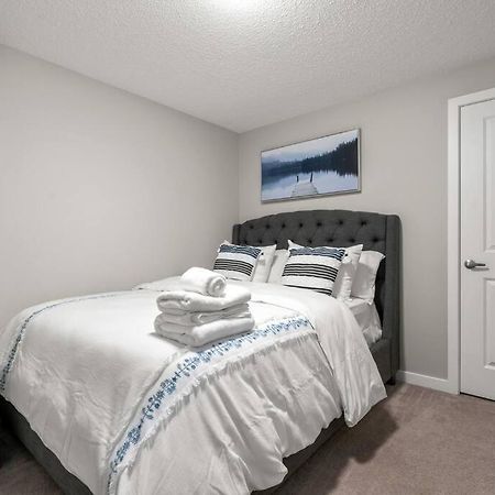 Modern Basement Gem: 2 Bedroom Retreat YYC Exterior foto