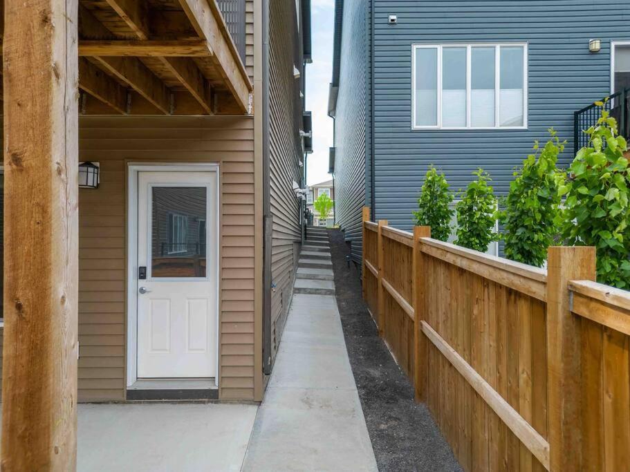 Modern Basement Gem: 2 Bedroom Retreat YYC Exterior foto