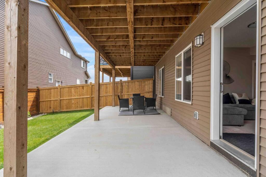 Modern Basement Gem: 2 Bedroom Retreat YYC Exterior foto