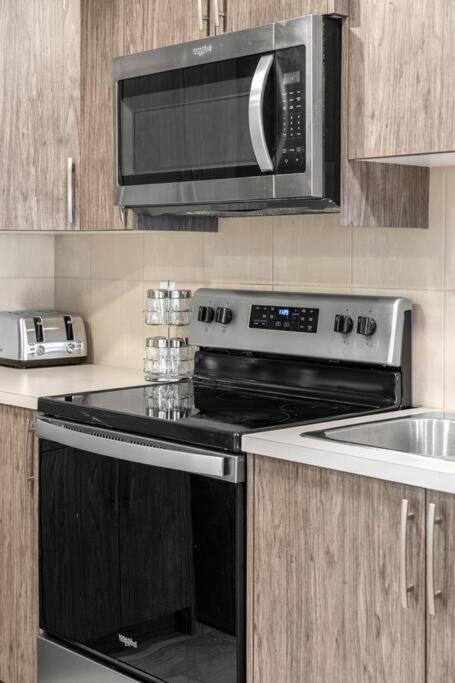 Modern Basement Gem: 2 Bedroom Retreat YYC Exterior foto