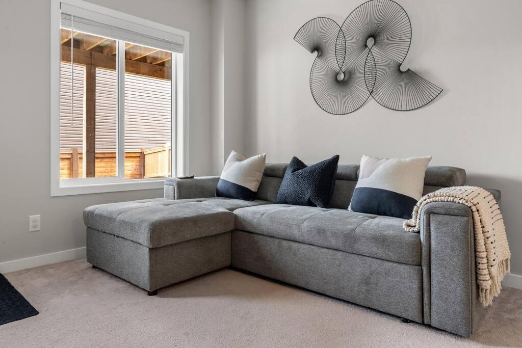 Modern Basement Gem: 2 Bedroom Retreat YYC Exterior foto