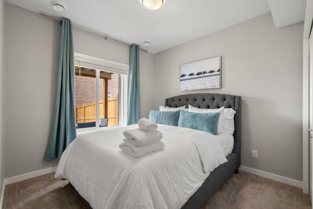 Modern Basement Gem: 2 Bedroom Retreat YYC Exterior foto