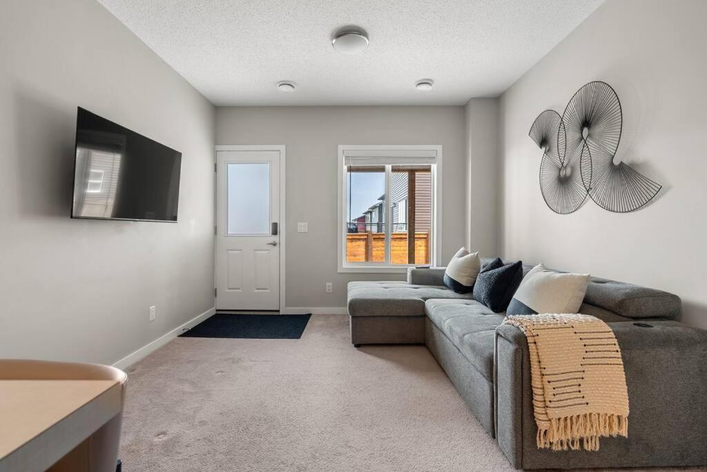 Modern Basement Gem: 2 Bedroom Retreat YYC Exterior foto