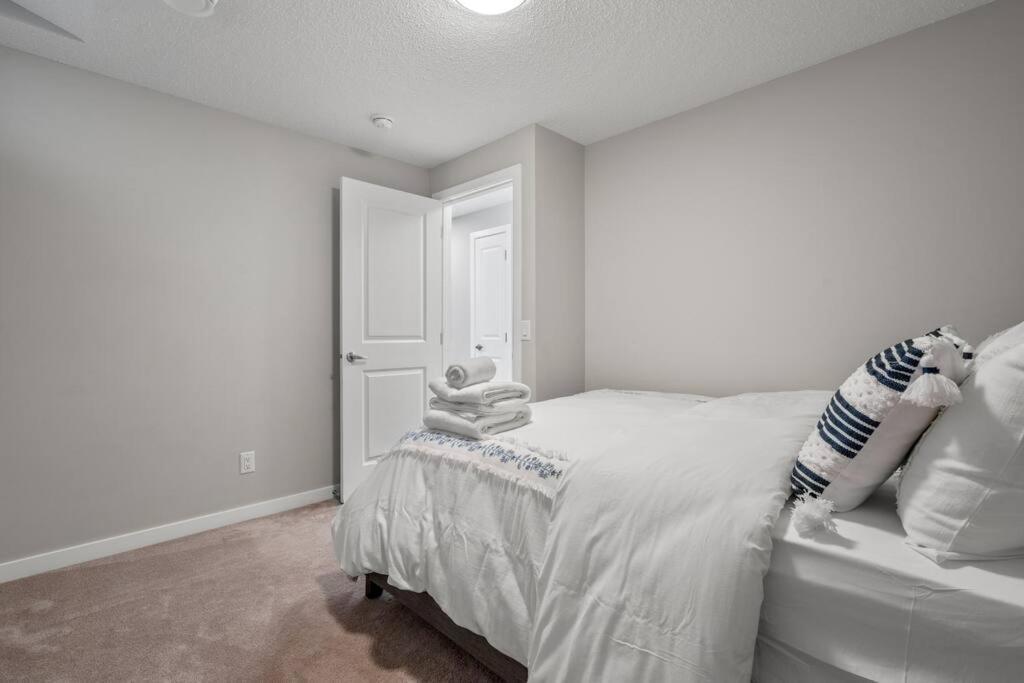 Modern Basement Gem: 2 Bedroom Retreat YYC Exterior foto